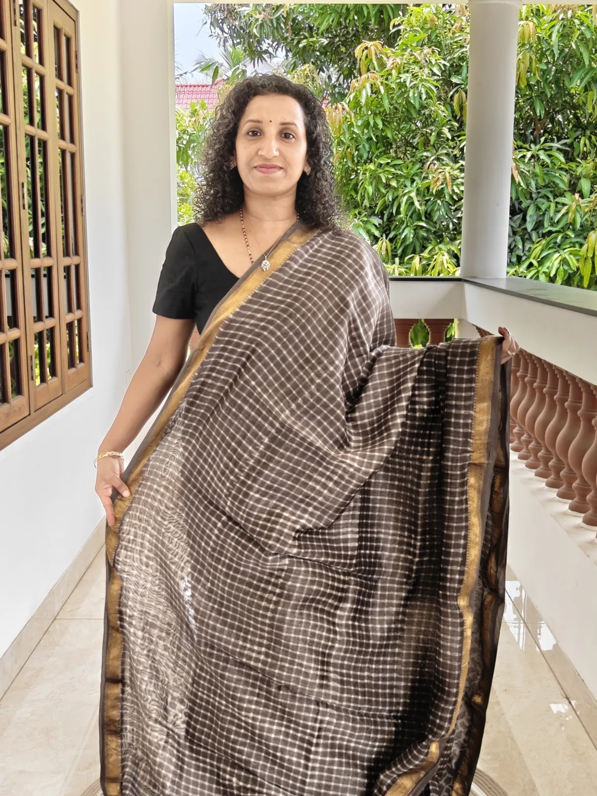 Maheswari Silk Saree Dark Grey and White Checks design
